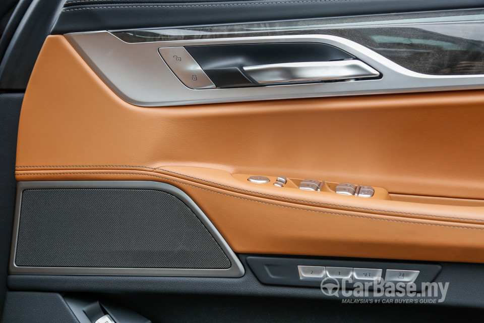BMW 7 Series G12 (2016) Interior