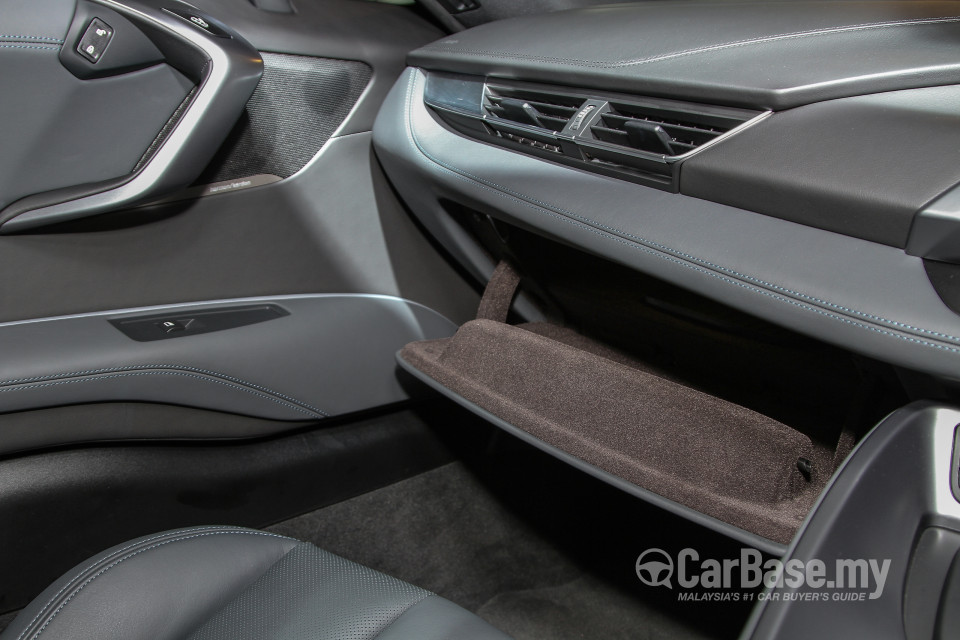 BMW i8 Coupe i12 (2015) Interior