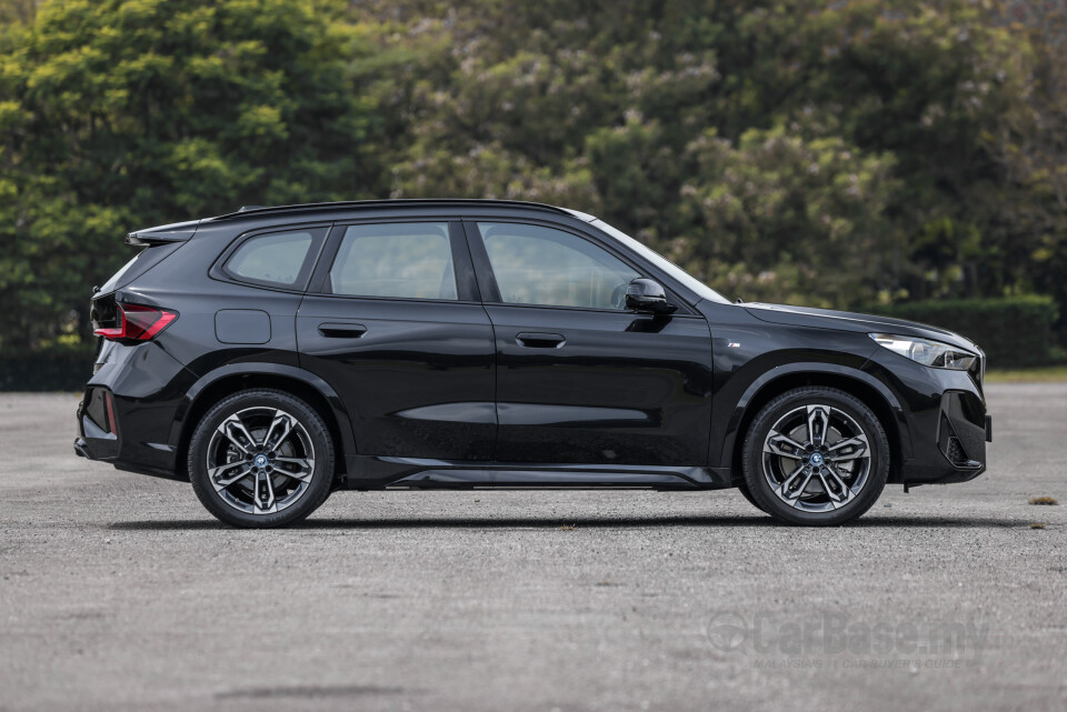 BMW iX1 U11 EV (2023) Exterior
