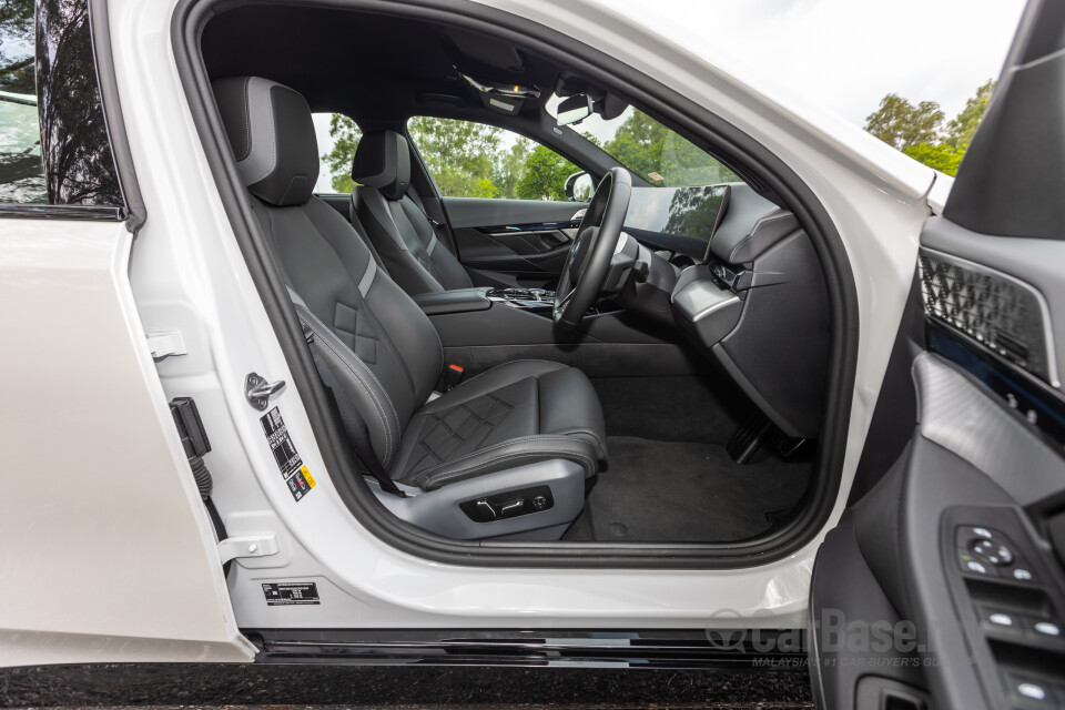 BMW i5 G60 (2023) Interior