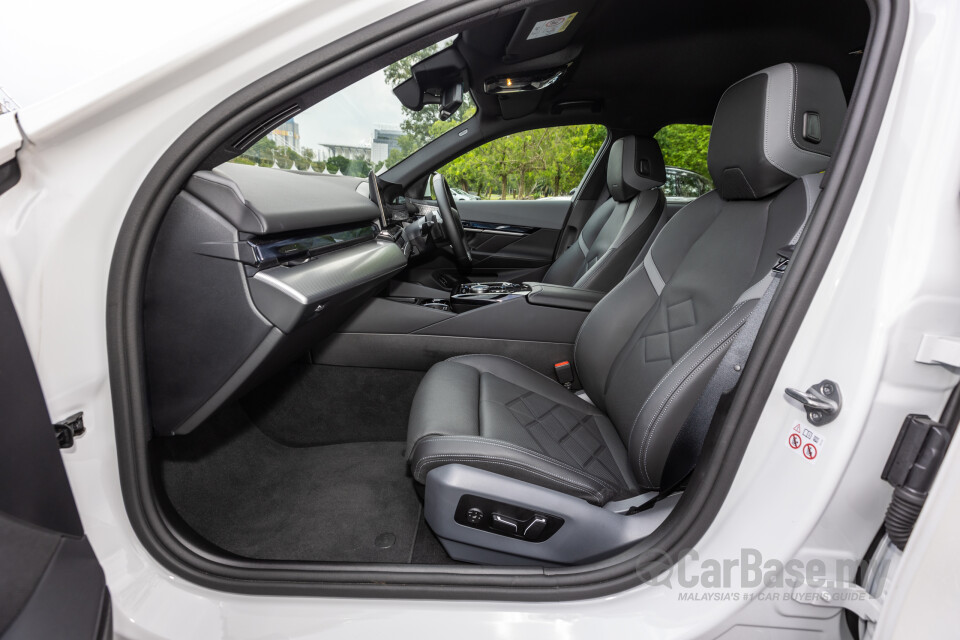 BMW i5 G60 (2023) Interior