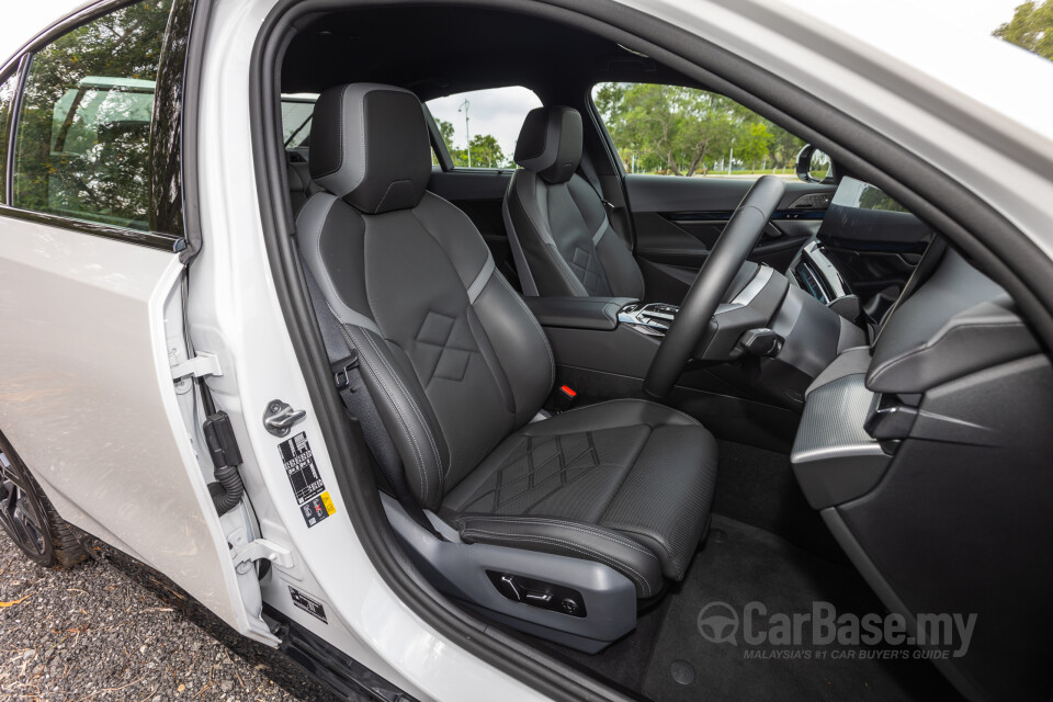 BMW i5 G60 (2023) Interior