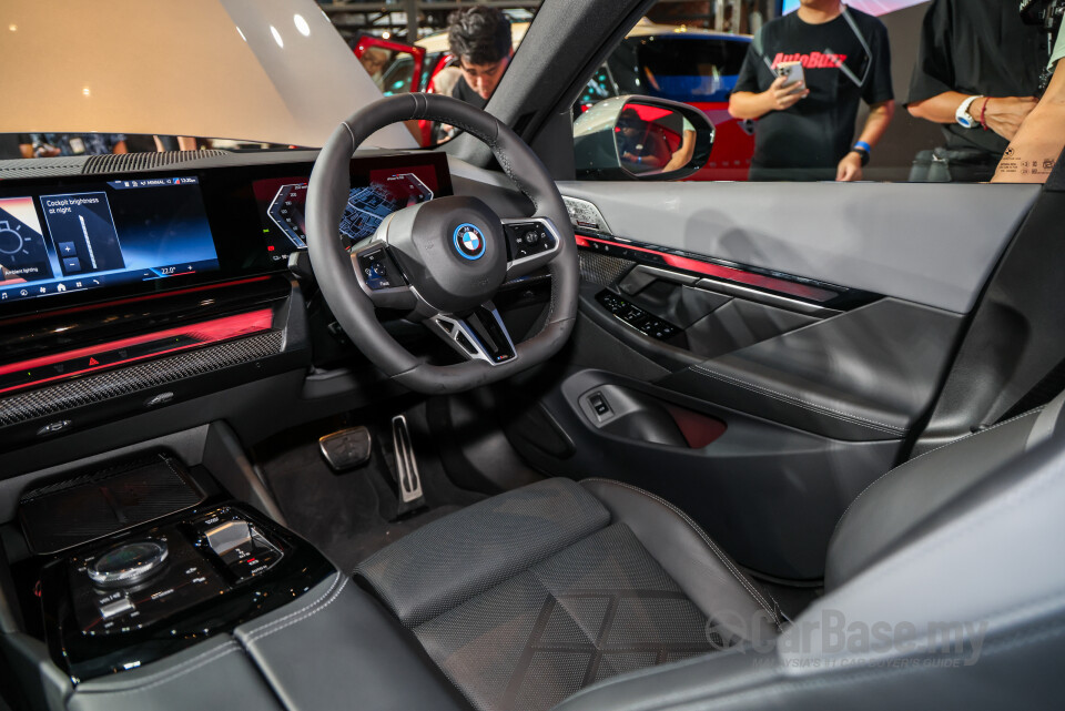 BMW i5 G60 (2023) Interior