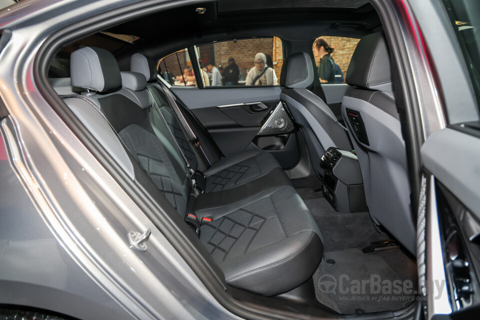 BMW i5 G60 (2023) Interior