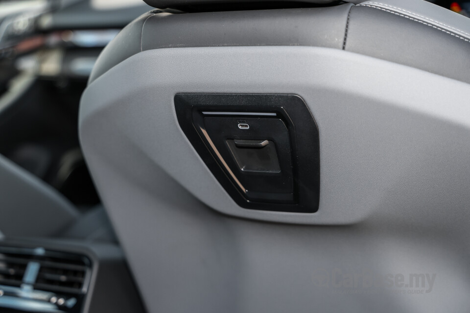 BMW i5 G60 (2023) Interior