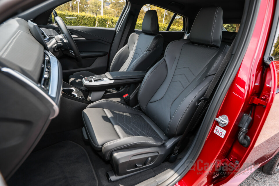 BMW iX2 U10 (2024) Interior