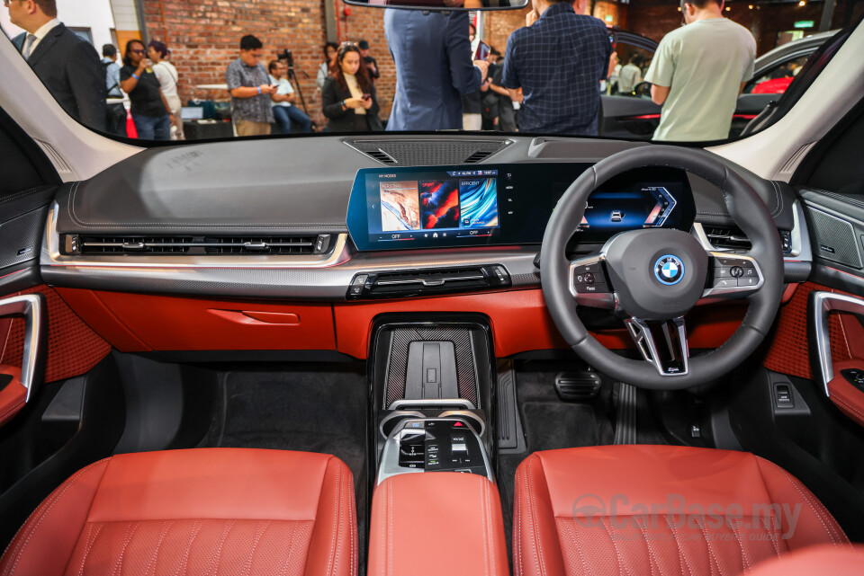 BMW iX1 L U12 (2026) Interior