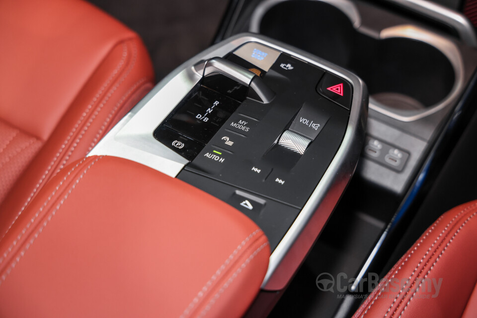 BMW iX1 L U12 (2026) Interior