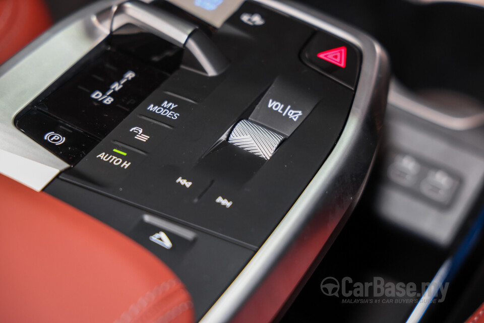 BMW iX1 L U12 (2026) Interior