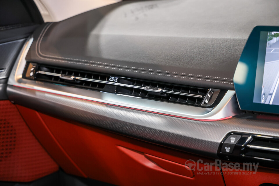 BMW iX1 L U12 (2026) Interior