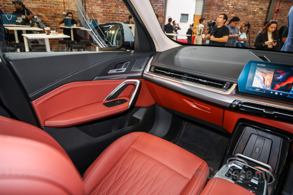 BMW iX1 L U12 (2026) Interior