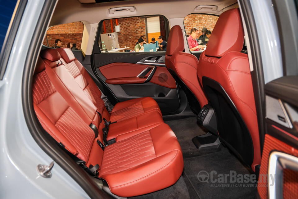BMW iX1 L U12 (2026) Interior
