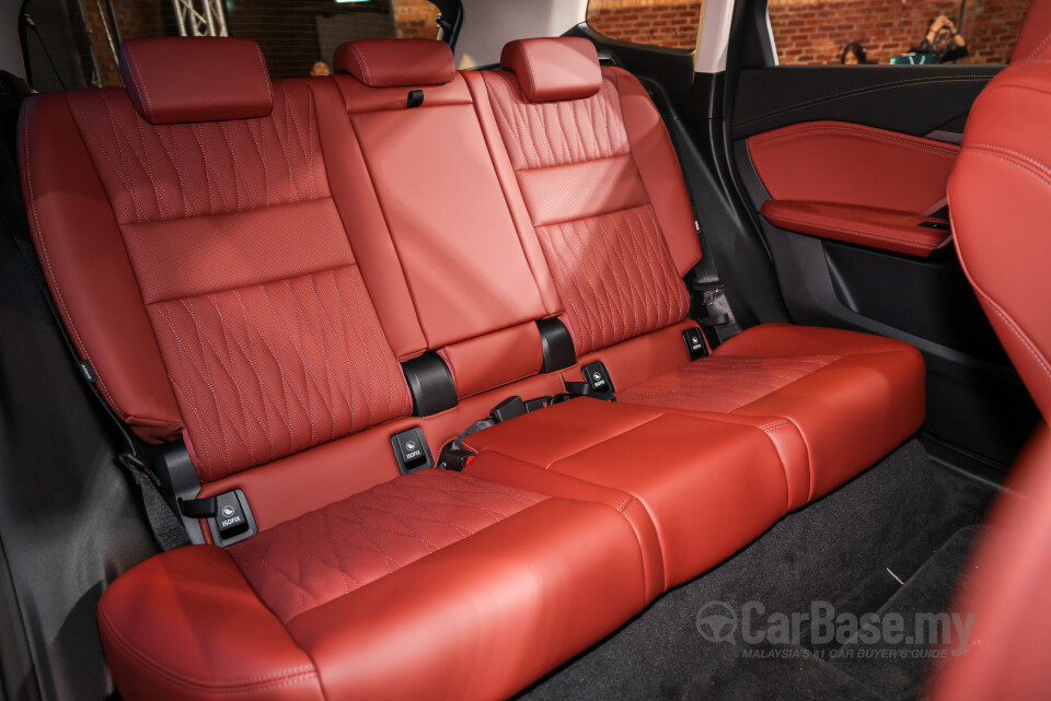BMW iX1 L U12 (2026) Interior