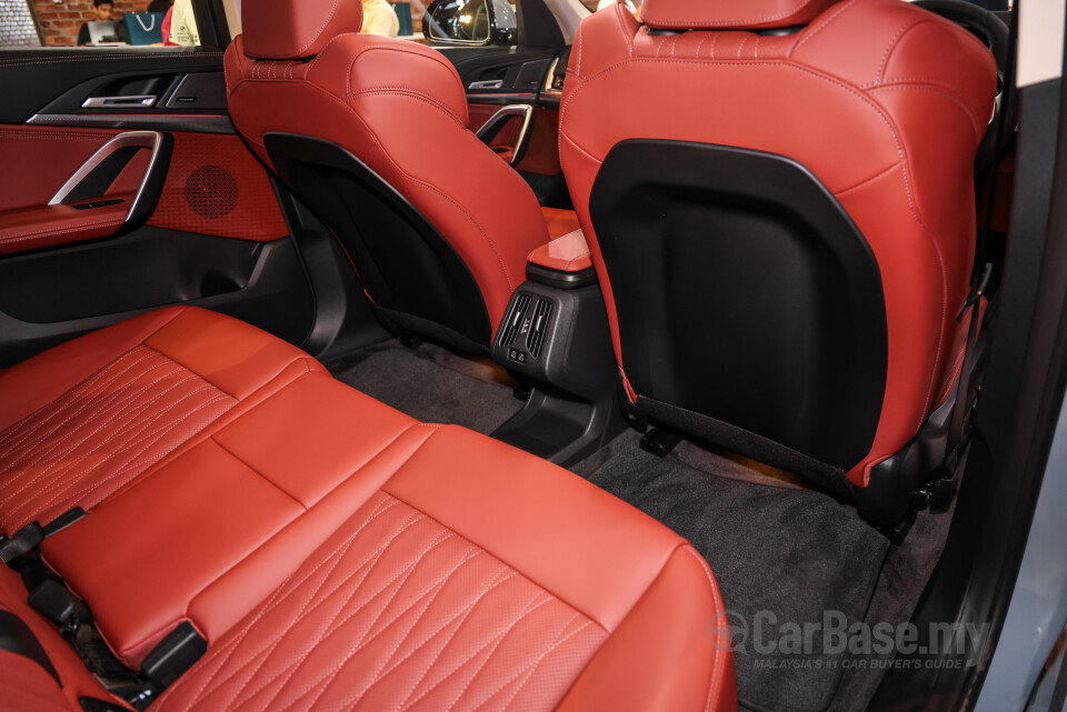 BMW iX1 L U12 (2026) Interior