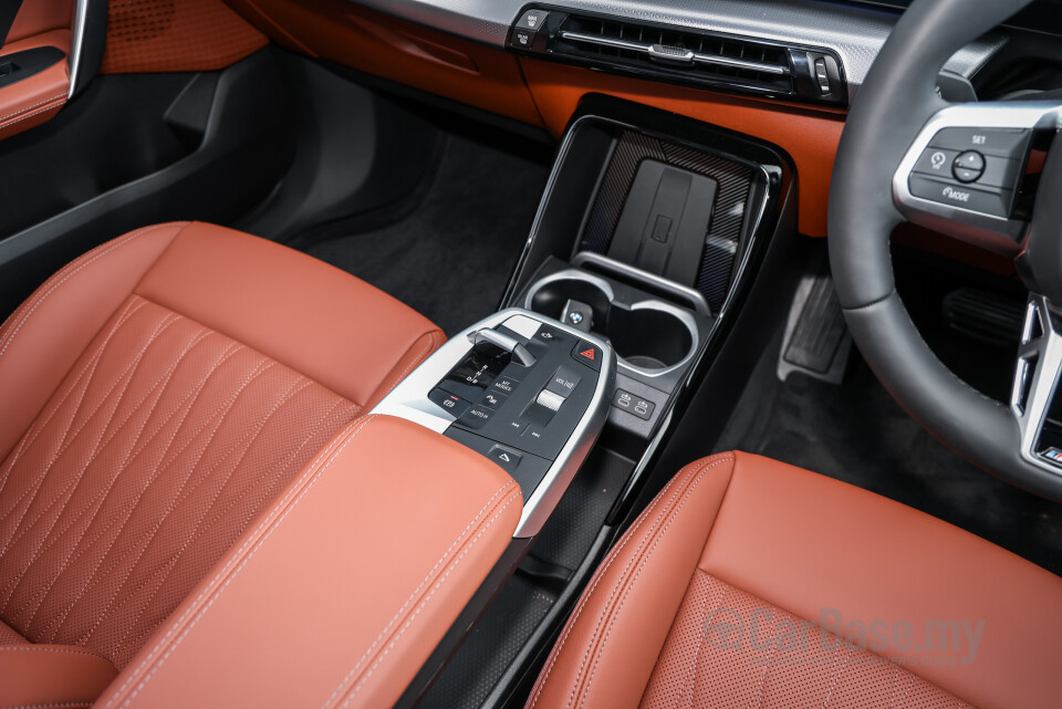 BMW iX1 L U12 (2026) Interior