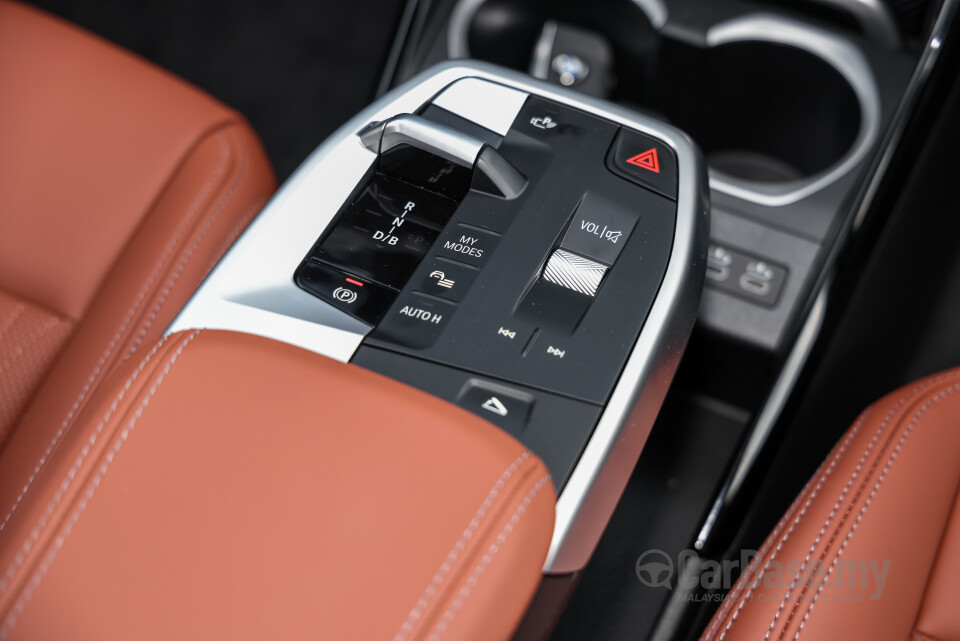 BMW iX1 L U12 (2026) Interior