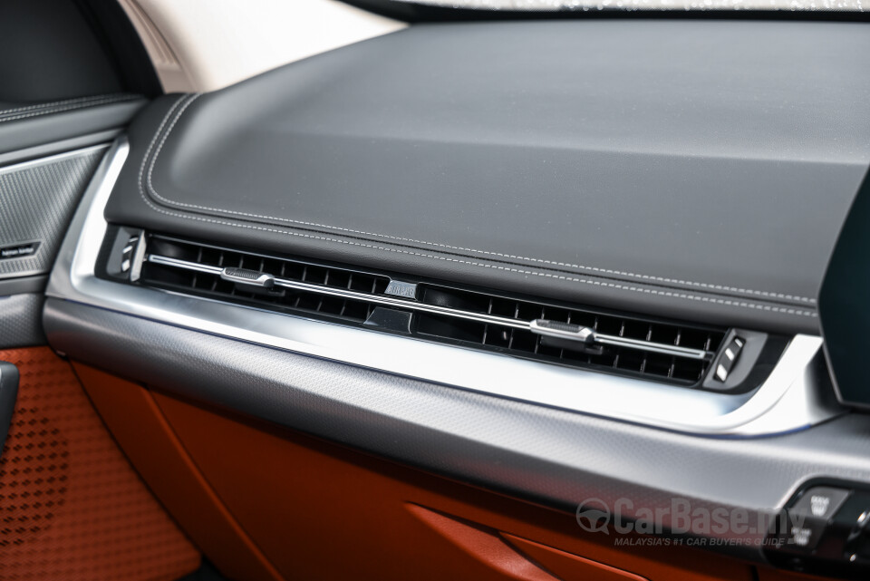 BMW iX1 L U12 (2026) Interior