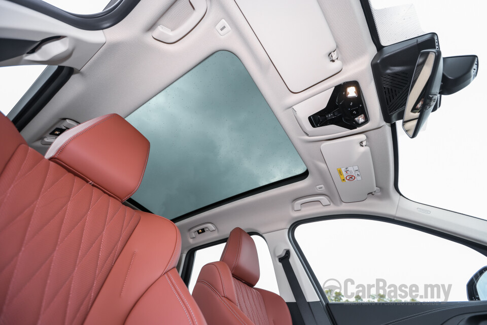 BMW iX1 L U12 (2026) Interior