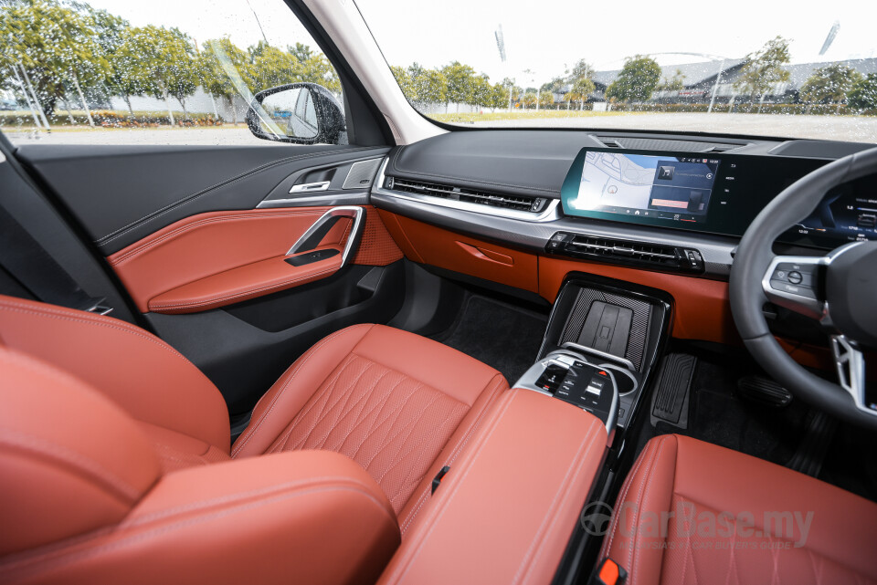 BMW iX1 L U12 (2026) Interior