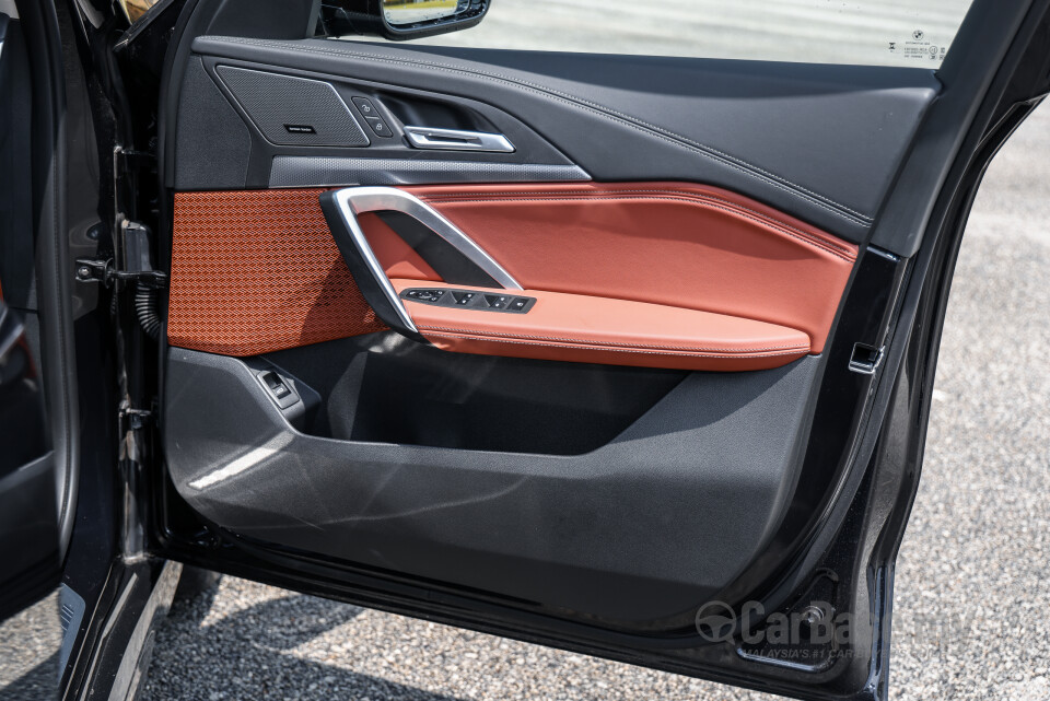 BMW iX1 L U12 (2026) Interior