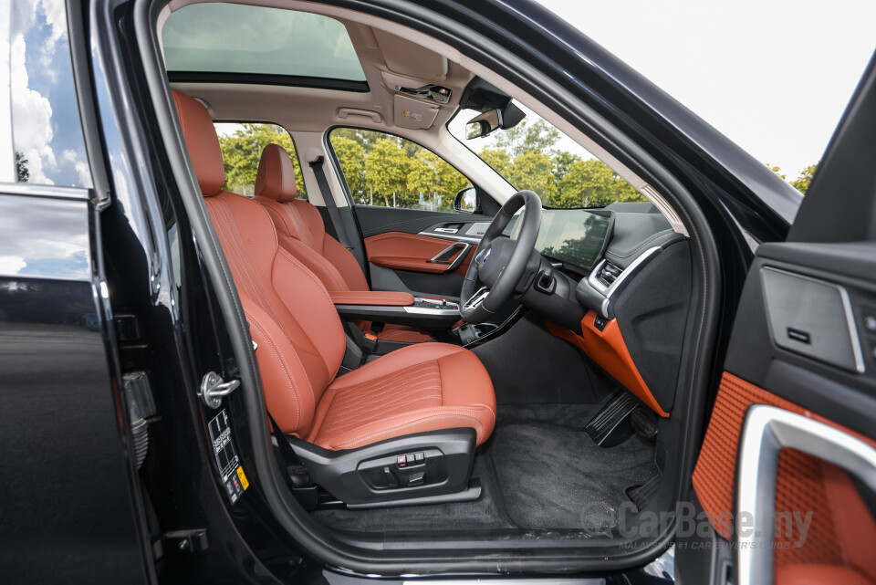 BMW iX1 L U12 (2026) Interior