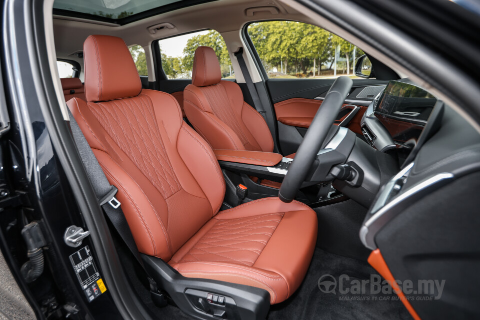 BMW iX1 L U12 (2026) Interior