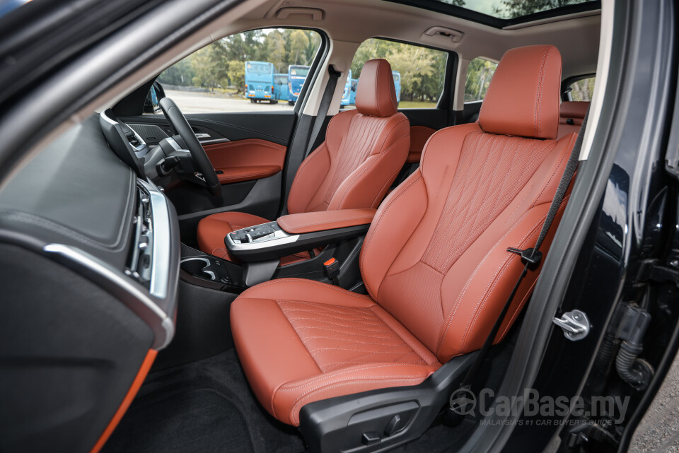 BMW iX1 L U12 (2026) Interior