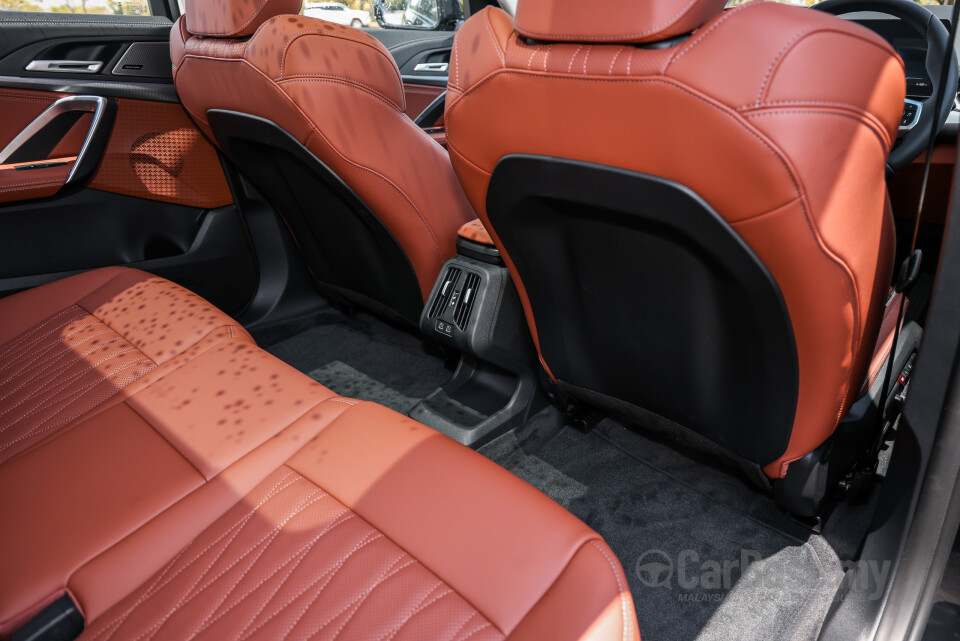 BMW iX1 L U12 (2026) Interior