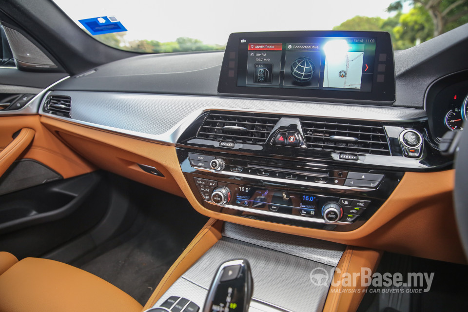 BMW 5 Series G30 (2017) Interior