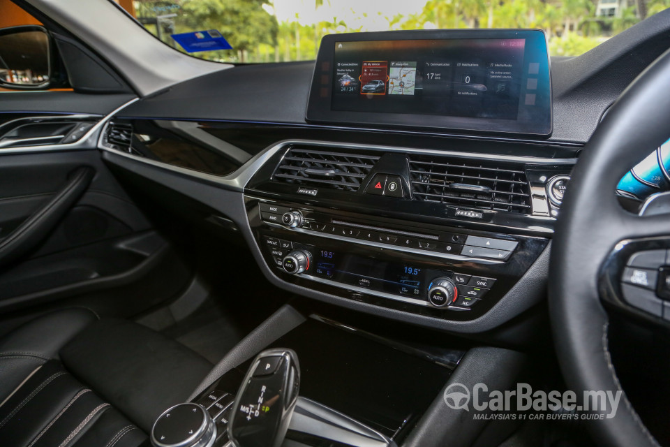 BMW 5 Series G30 (2017) Interior