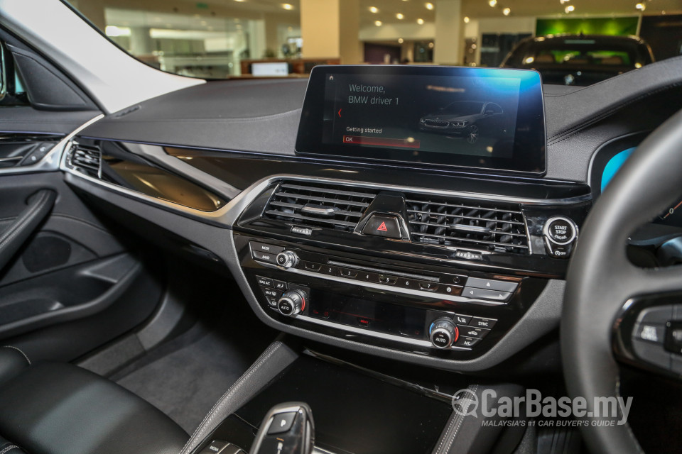 BMW 5 Series G30 (2017) Interior