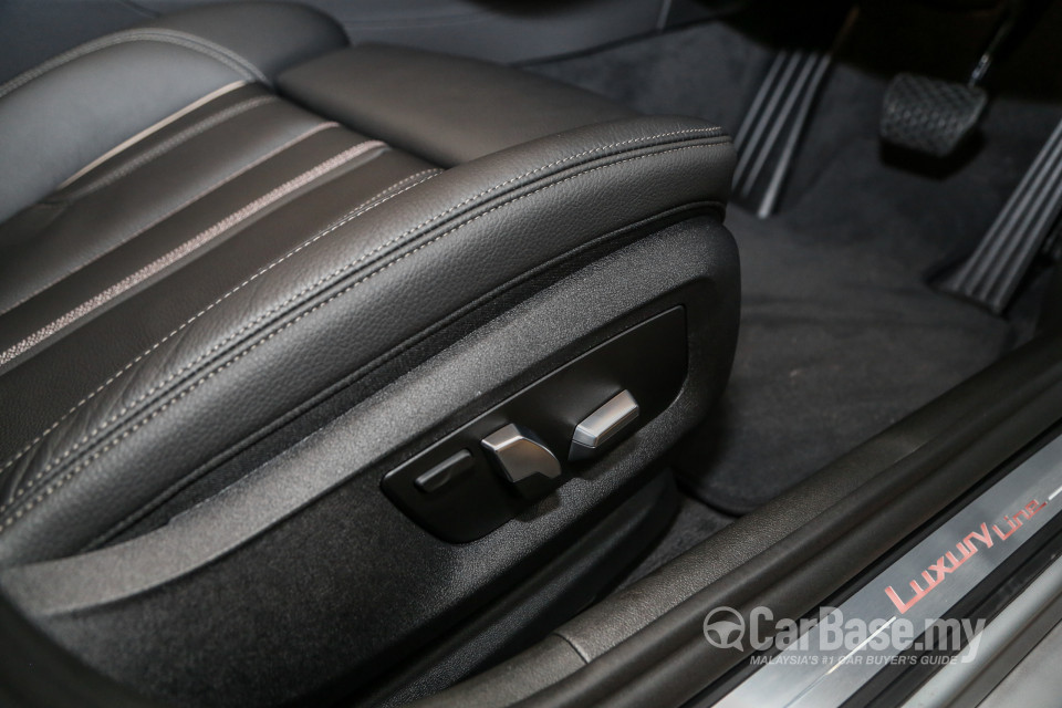 BMW 5 Series G30 (2017) Interior