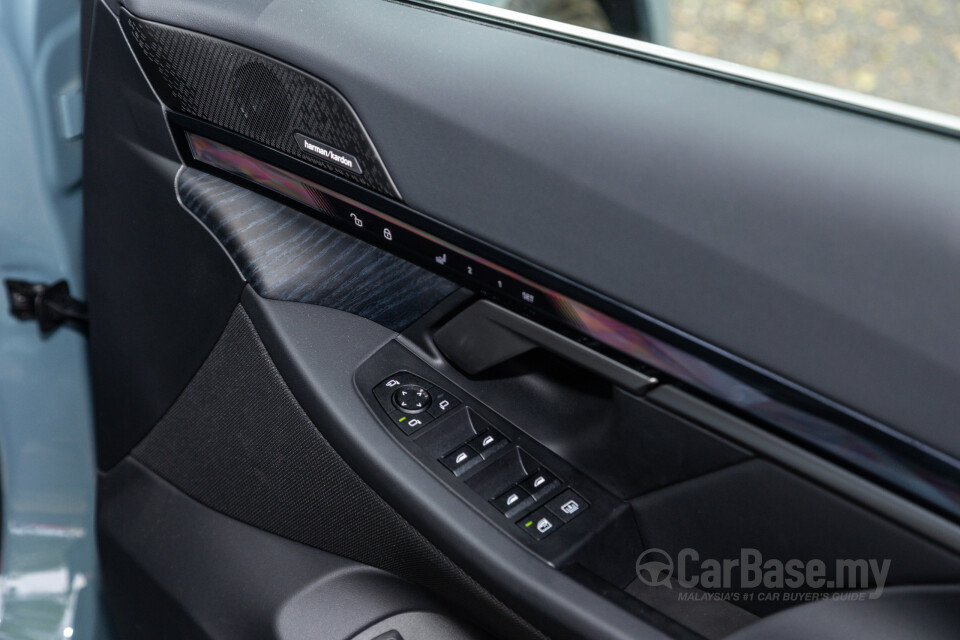 BMW 5 Series G60 (2024) Interior