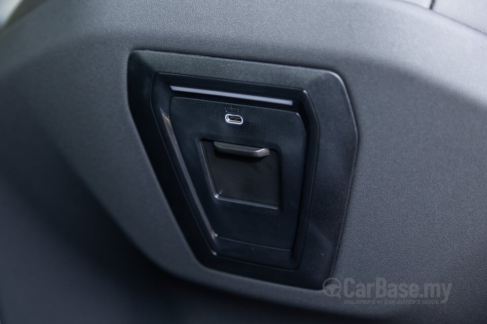 BMW 5 Series G60 (2024) Interior