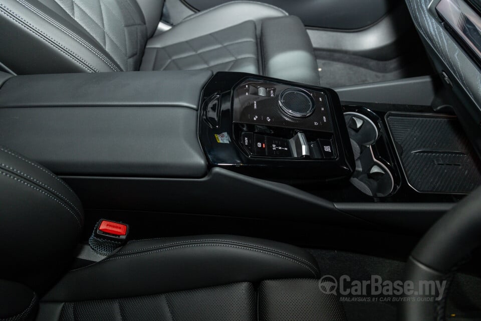 BMW 5 Series G60 (2024) Interior