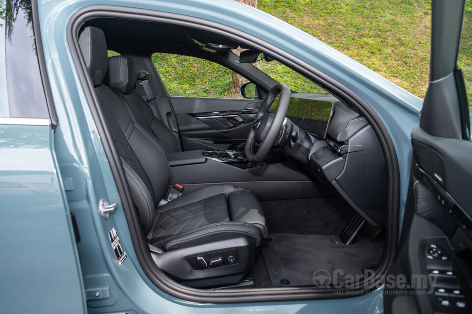 BMW 5 Series G60 (2024) Interior