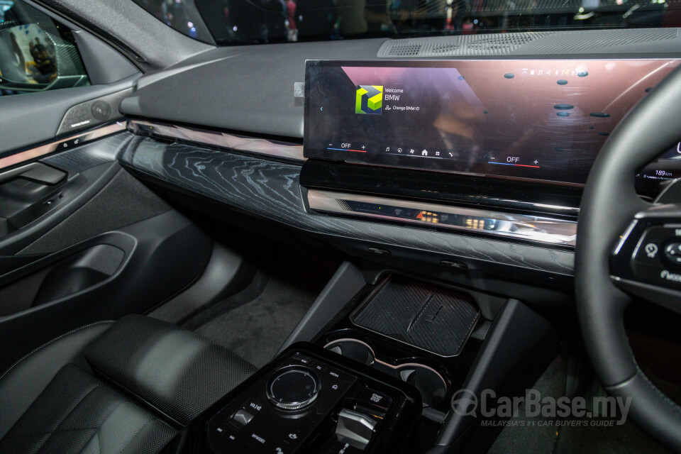 BMW 5 Series G60 (2024) Interior