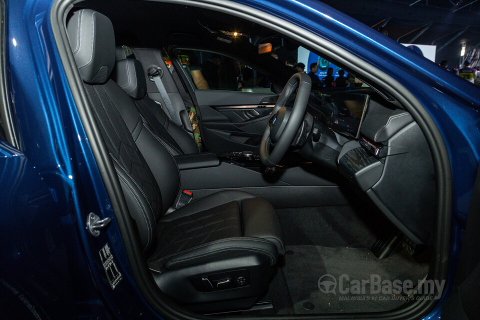 BMW 5 Series G60 (2024) Interior