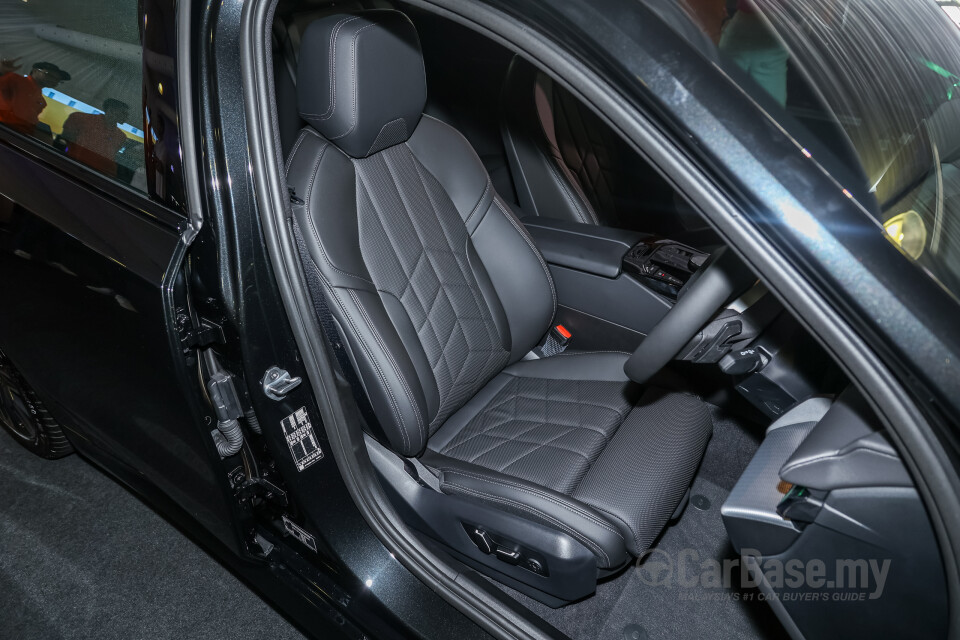 BMW 5 Series G60 (2024) Interior