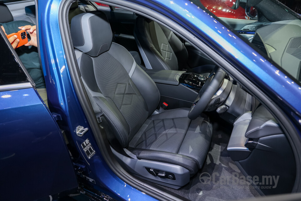 BMW 5 Series G60 (2024) Interior