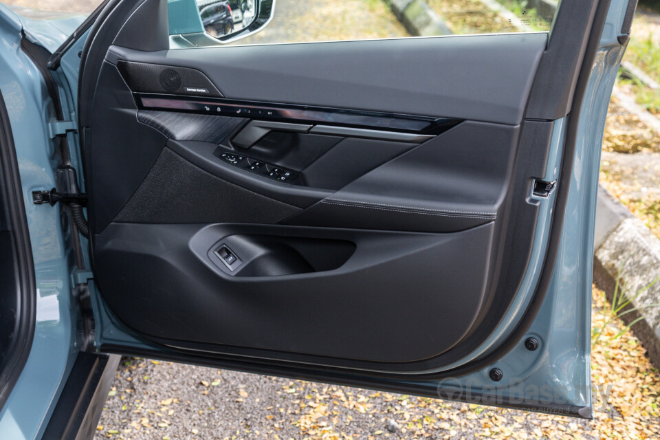 BMW 5 Series G60 (2024) Interior
