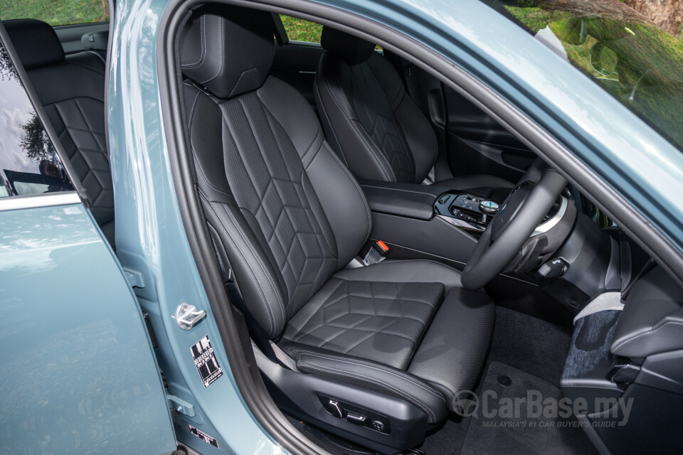 BMW 5 Series G60 (2024) Interior