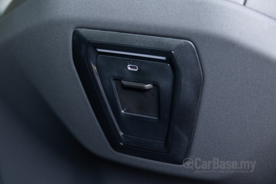 BMW 5 Series G60 (2024) Interior