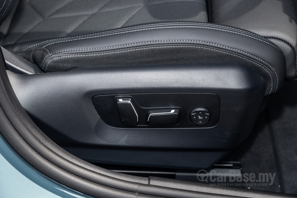 BMW 5 Series G60 (2024) Interior