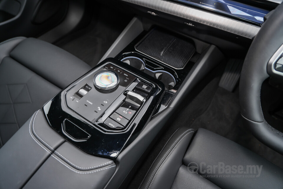 BMW 5 Series G60 (2024) Interior