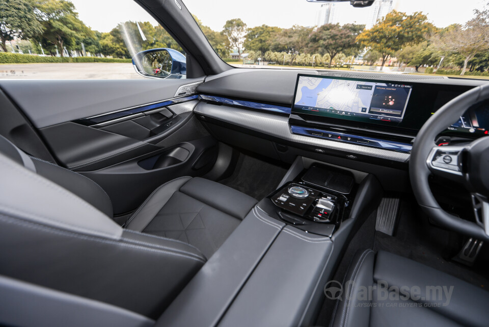 BMW 5 Series G60 (2024) Interior