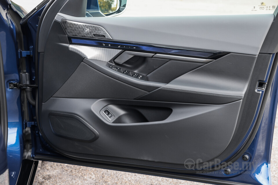 BMW 5 Series G60 (2024) Interior