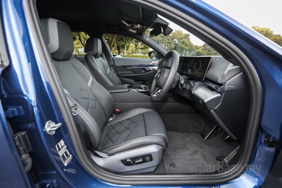 BMW 5 Series G60 (2024) Interior
