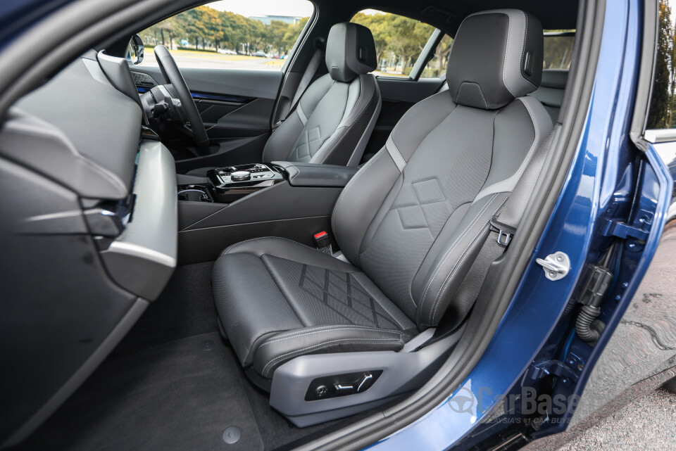 BMW 5 Series G60 (2024) Interior