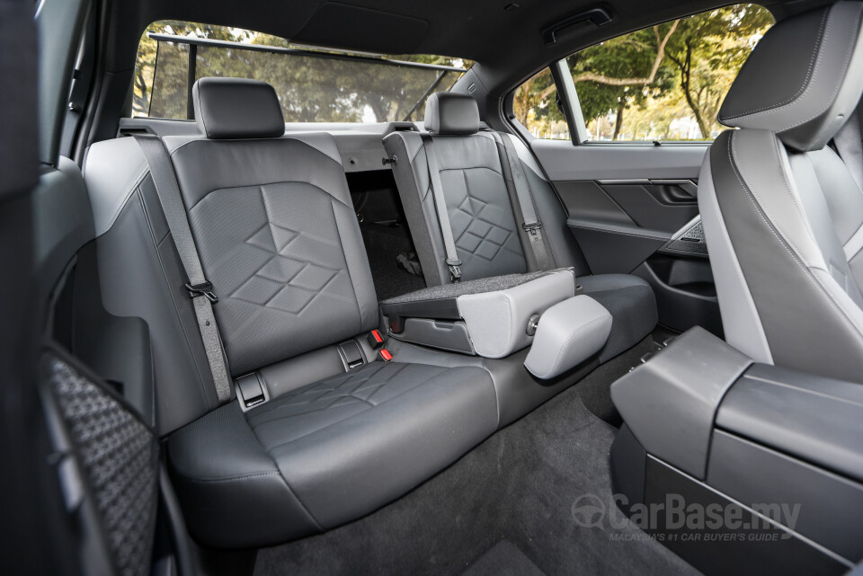 BMW 5 Series G60 (2024) Interior